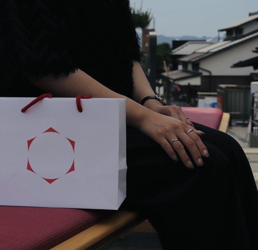 お守りのように身につける指輪