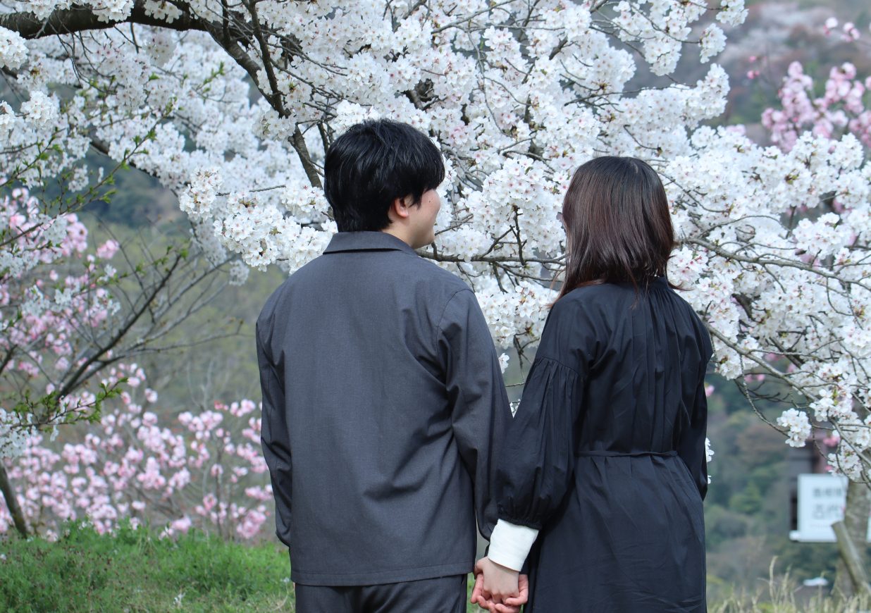 桜の木の下で